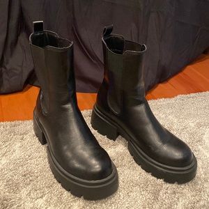 Chunky lug sole boot slip on Chelsea